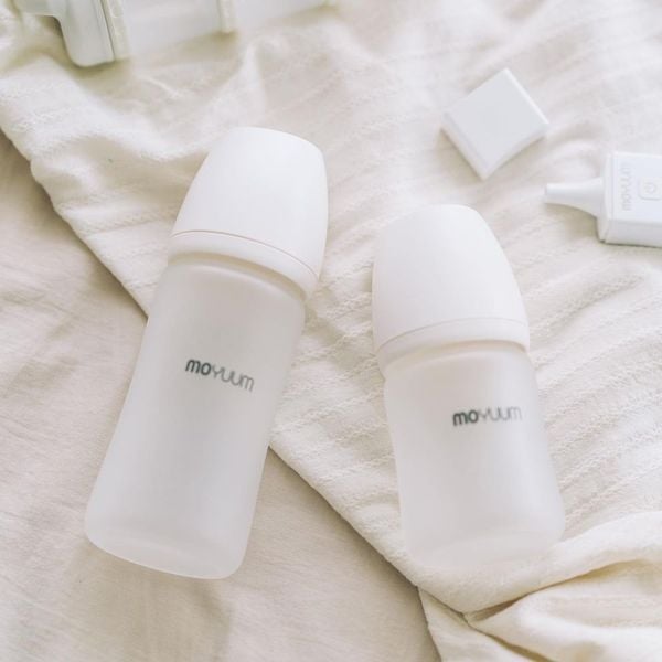 MOYUUM BÌNH SỮA THỦY TINH TRÁNG SILICONE CHO BÉ