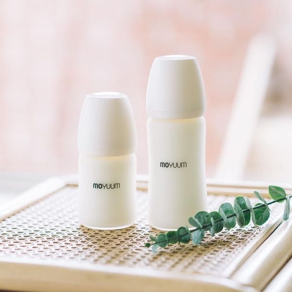 MOYUUM BÌNH SỮA THỦY TINH TRÁNG SILICONE CHO BÉ