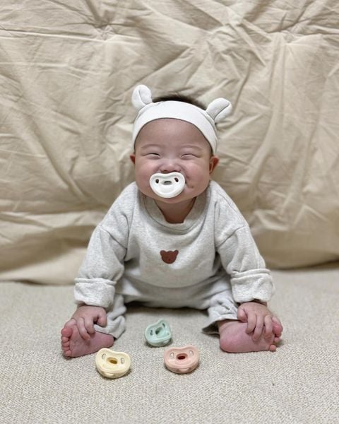 MOYUUM NÚM TI SILICONE CHO BÉ, TẶNG KÈM HỘP ĐỰNG TIỆN LỢI