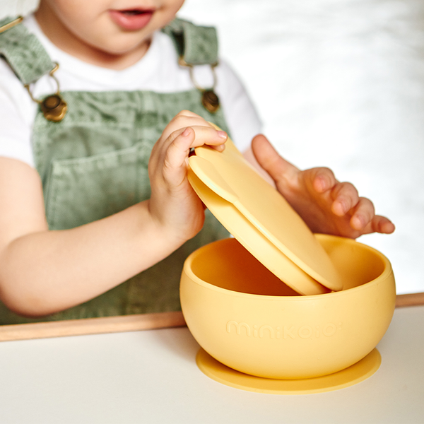 MinikOiOi Chén Ăn Kèm Nắp Đậy Silicone Có Đế Hít Chống Trơn