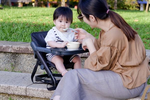 Unilove Ghế Ăn Dặm 3 Trong 1 FeedMe Chân Ghế Chống Trượt, Dễ Dàng Gấp Gọn