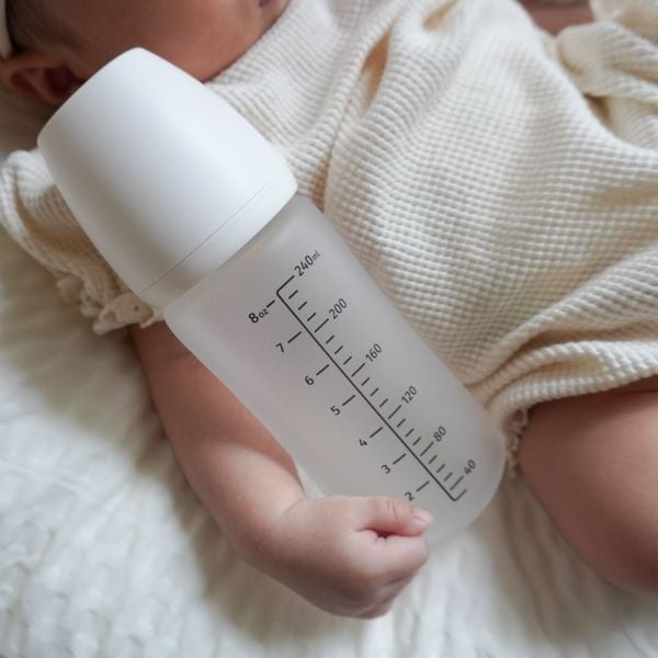 MOYUUM BÌNH SỮA THỦY TINH TRÁNG SILICONE CHO BÉ