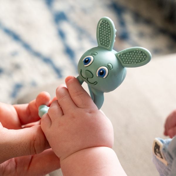 Brush-Baby Gặm Nướu Hình Thỏ Silicone Mát Xa Nướu Cho Bé