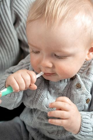 Brush-Baby Bộ 2 Bàn Chải Đánh Răng Giai Đoạn 1 Cho Bé (0 - 18 Tháng)