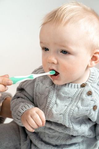 Brush-Baby Bộ 2 Bàn Chải Đánh Răng Giai Đoạn 1 Cho Bé (0 - 18 Tháng)