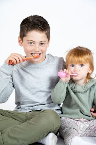 Brush-Baby Bộ 2 Bàn Chải Đánh Răng Flossbrush Cho Bé (3 - 6 Tuổi)