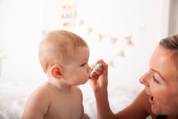 Brush-Baby Bộ 2 Bàn Chải Đánh Răng Giai Đoạn 1 Cho Bé (0 - 18 Tháng)
