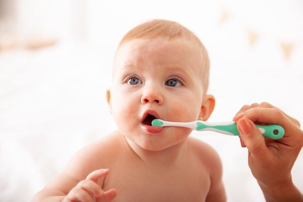 Brush-Baby Bộ 2 Bàn Chải Đánh Răng Giai Đoạn 1 Cho Bé (0 - 18 Tháng)