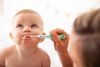 BRUSH-BABY BỘ 2 BÀN CHẢI ĐÁNH RĂNG GIAI ĐOẠN 1 VỚI LÔNG BÀN CHẢI MỀM MẠI DỊU NHẸ CHO BÉ (0 - 18 THÁNG)