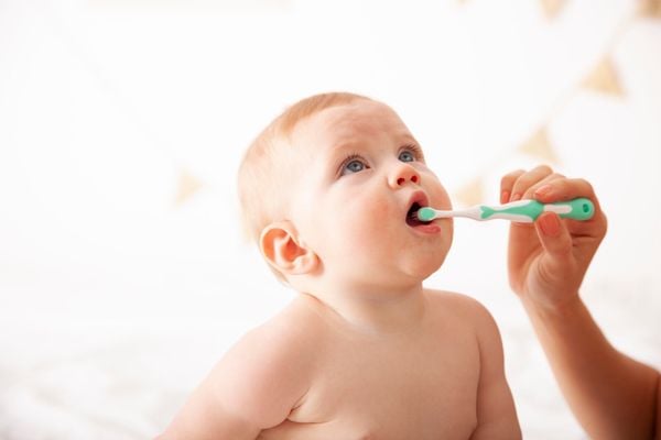 Brush-Baby Bộ 2 Bàn Chải Đánh Răng Giai Đoạn 1 Cho Bé (0 - 18 Tháng)