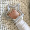 MOYUUM GẶM NƯỚU HÌNH SAO BẰNG SILICONE CAO CẤP GIÚP GIẢM ĐAU VÀ NGỨA NƯỚU CHO BÉ