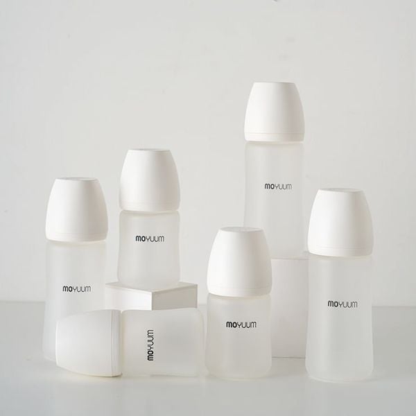 MOYUUM BÌNH SỮA THỦY TINH TRÁNG SILICONE CHO BÉ