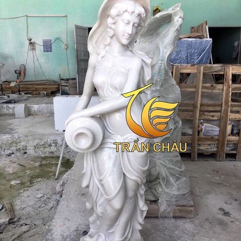 Tượng Cô Gái Đổ Nước Nhỏ Để Sân Vườn