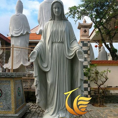Tượng Đức Mẹ Ban Ơn Bằng Đá Tại Đà Nẵng