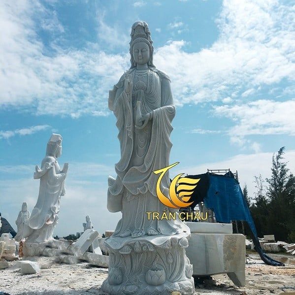 Vị Trí Đặt Tượng Phật Quan Âm Đúng Cách Khi Thờ Tại Gia Tượng Phật Quan Âm Đứng Đá Tự Nhiên