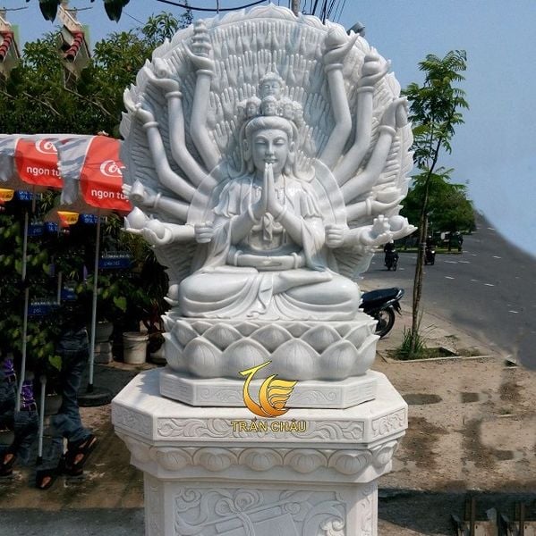 Tượng Phật Thiên Thủ Thiên Nhãn Ngồi Hoa Sen Bằng Đá Tự Nhiên