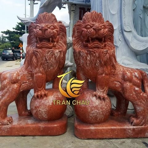 Tượng Sư Tử Đá Granite Đỏ Đứng Trên Bi Đá