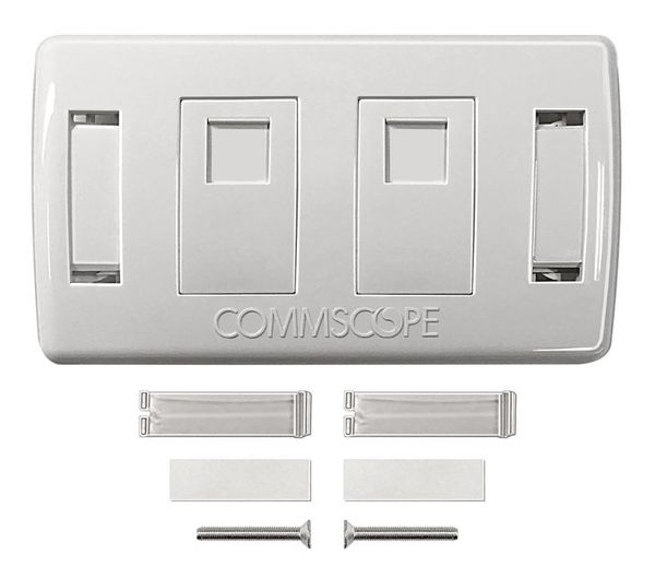 Mặt âm tường 2 cổng dạng mỏng 2-1427030-2 Commscope có nắp bảo vệ màu trắng