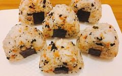 Rong biển vụn trộn chà bông cá hồi Bibigo (45g)