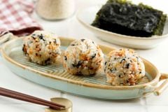 Rong biển vụn trộn chà bông cá hồi Bibigo (45g)