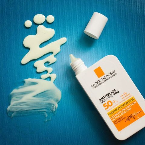 Sữa chống nắng lâu trôi La Roche-Posay Laboratoire Dermatologiue Anthelios Uvmune 400 Invisible Fuild