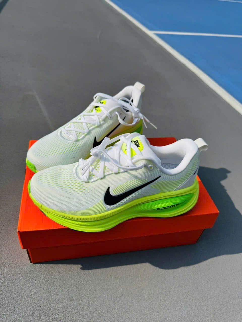 Giày Chạy Bộ Nike Vomero 18 White Black Electric Green Volt  - HM6803 100