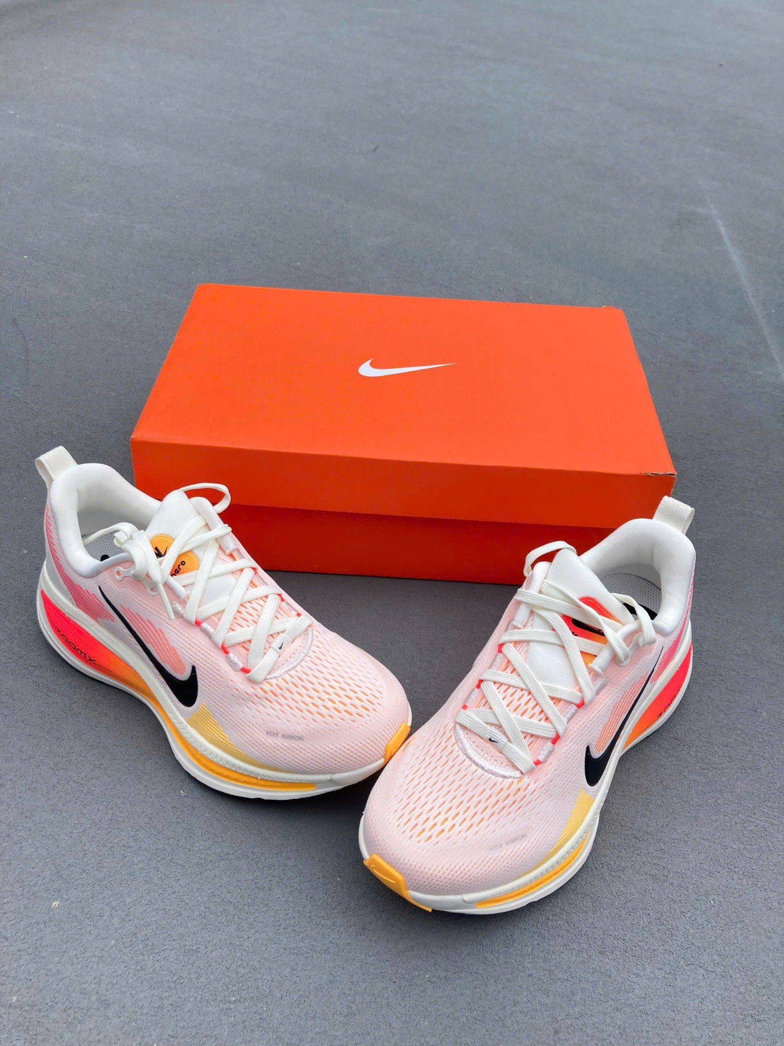 Giày Chạy Bộ Nike Vomero 18 Hồng Cam - HM6804 100