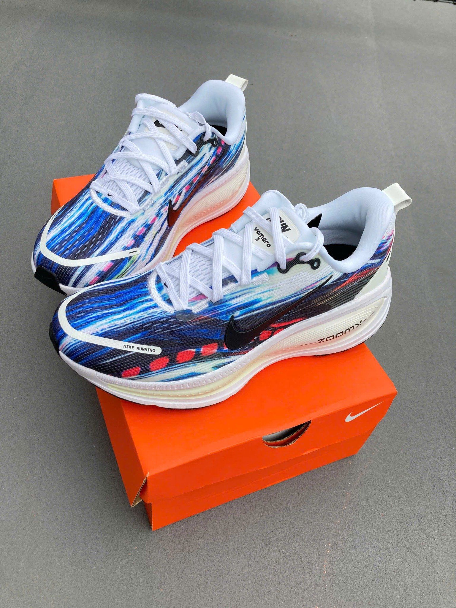 Giày Chạy Bộ Nike Vomero 18- IB8164 999