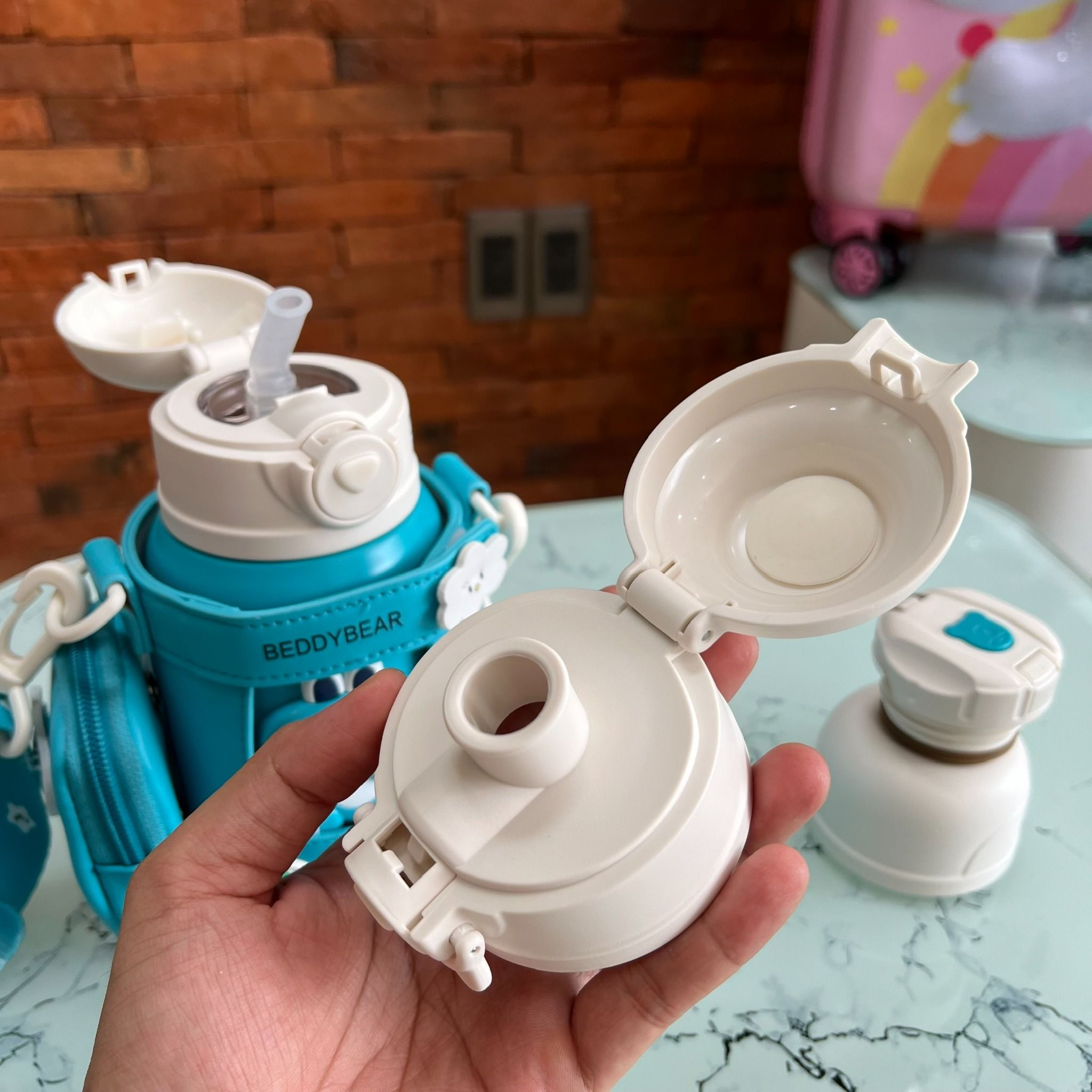  Bộ Bình giữ nhiệt cho Bé đi học 530ml Beddybear - 3 nắp sử dụng - Túi đeo da Pu cao cấp - Dây đeo điều chỉnh tăng giảm phù hợp chiều cao bé - Mã RT107 