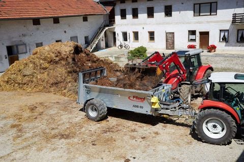  Thiết bị rải phân - Thể rắn 