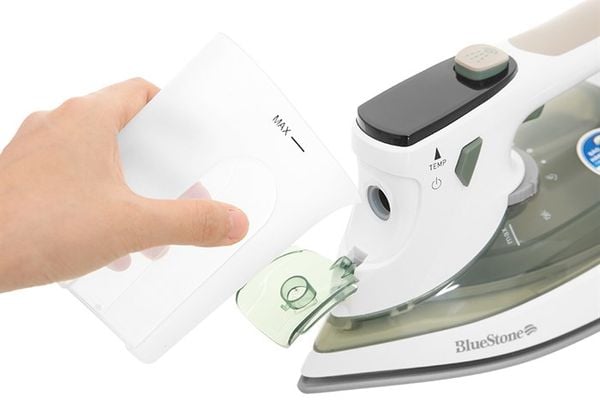 Bàn ủi hơi nước BlueStone SIB-3879