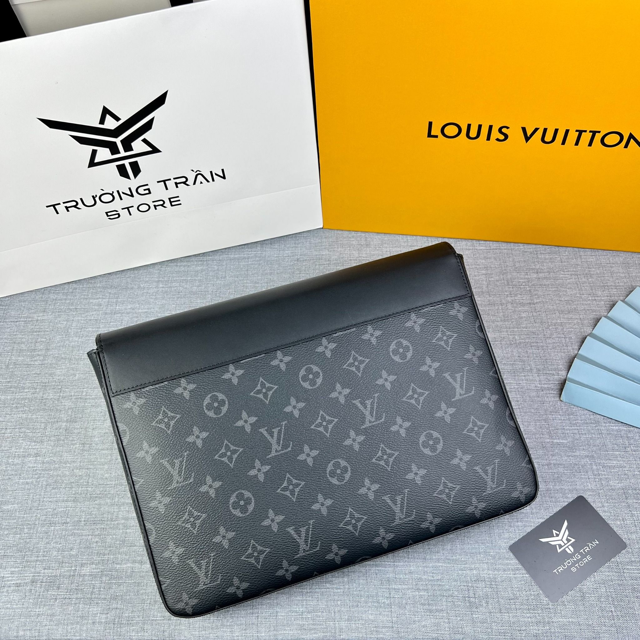 Ví Clutch Louis Vuitton Pochette Voyage MM Monogram siêu cấp like auth 99 TUNG LUXURY #70 Ví Clutch Louis Vuitton Pochette Voyage MM Monogram siêu cấp like auth 99 TUNG LUXURY