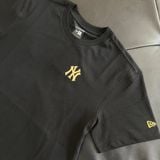  0779 - HÀNG CHÍNH HÃNG - ÁO THUN NEW ERA - NY VIỀN GOLD LOGO BASIC ĐEN - *BLACK* - Code: 12360543 