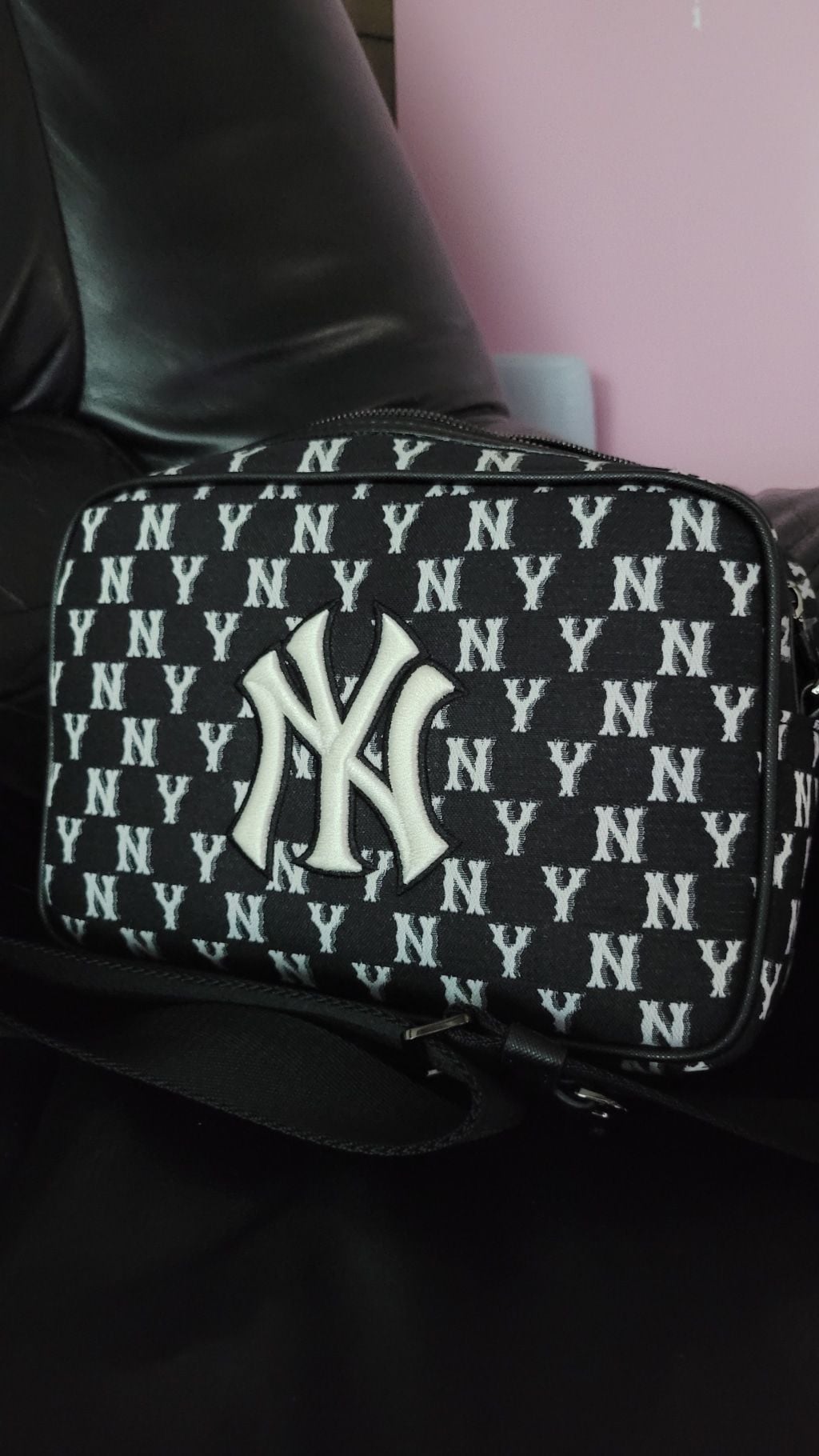  0432 - HÀNG CHÍNH HÃNG - TÚI MLB ĐEO CHÉO Monogram (LỚN) Cross Bag New York Yankees *BLACK* - Code: 3ACRM012N-50BKS 