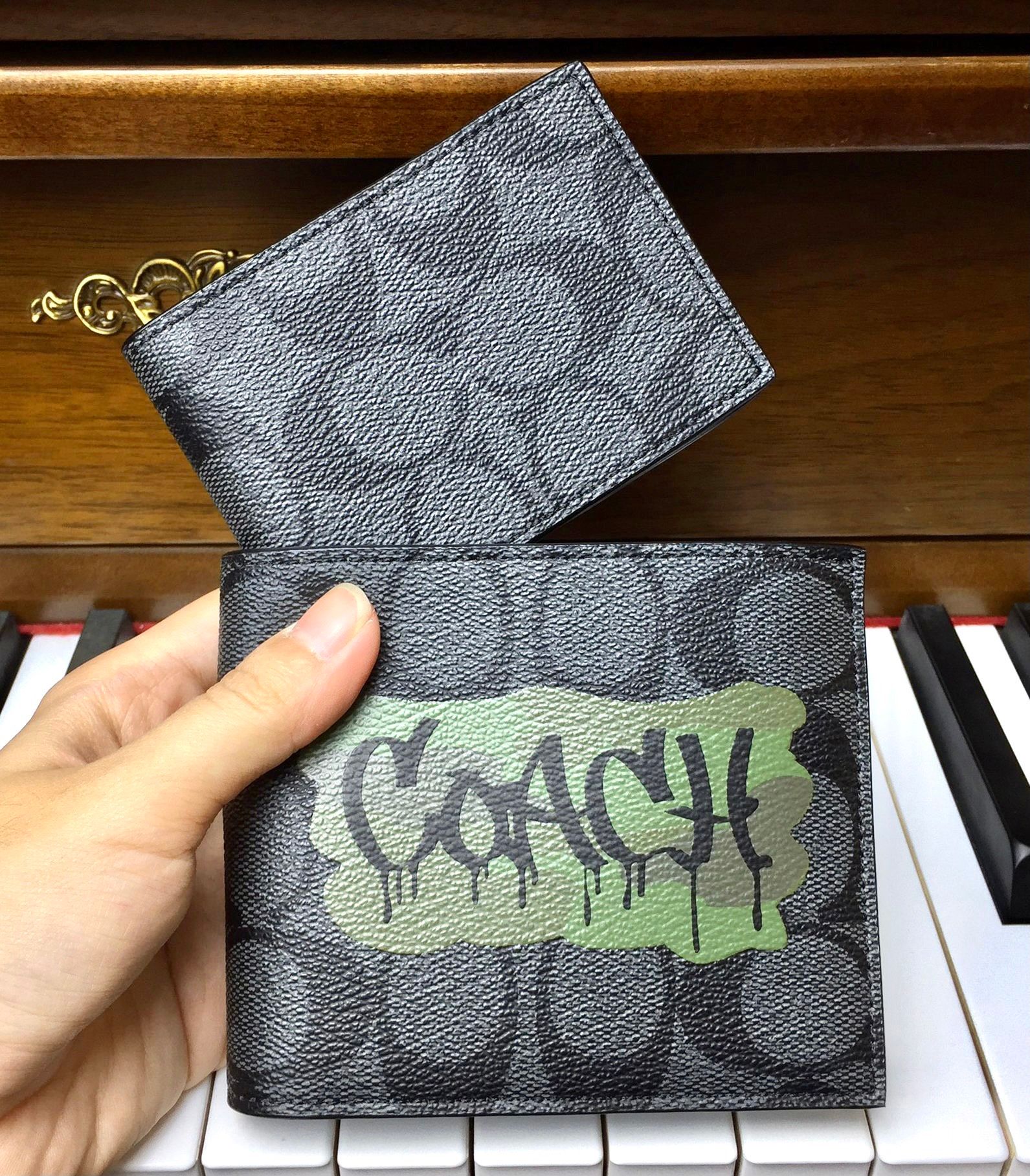  1773 - HÀNG CHÍNH HÃNG - Ví Coach Ngắn *Đen* Hoạ Tiết Logo GraffitiCoach Xanh Green 850K *2024 