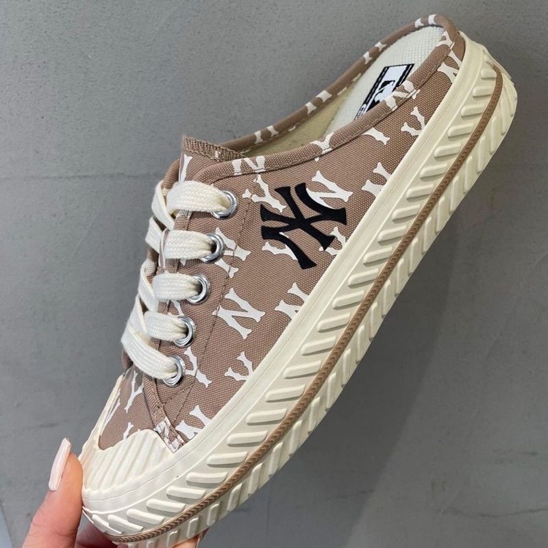 0401 - HÀNG CHÍNH HÃNG - GIÀY MLB MULE *ĐẠP GÓT* Monogram Màu Nâu CREAM  - *MONO NÂU CREAM* - 2023** - Code: 3AMUM212N-50BGD 