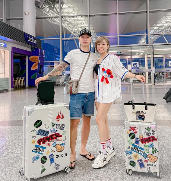  1127 - HÀNG CHÍNH HÃNG - Vali Adidas Sticker - LỚN (Size 28 - Kí Gửi)  - MÀU TRẮNG KEM 