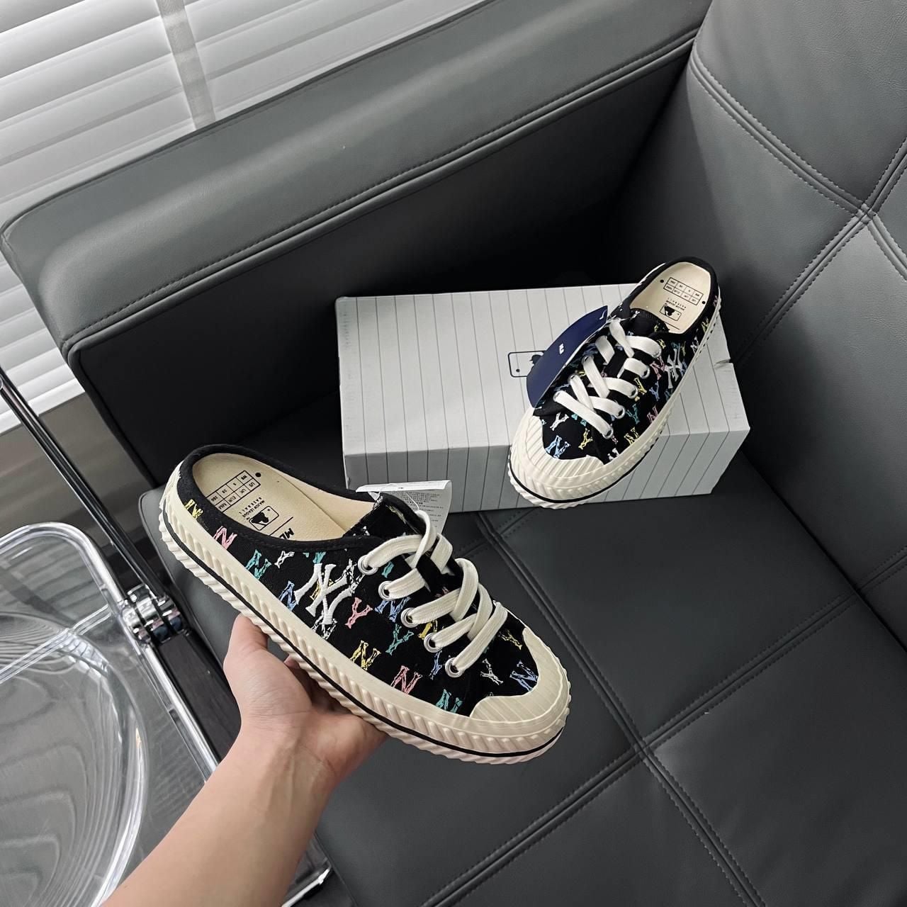  0400 - HÀNG CHÍNH HÃNG - GIÀY MULE *ĐẠP GÓT* Monogram Màu ĐEN  - *MONO ĐEN* - 2023** - Code: 32SHSM111-50L 