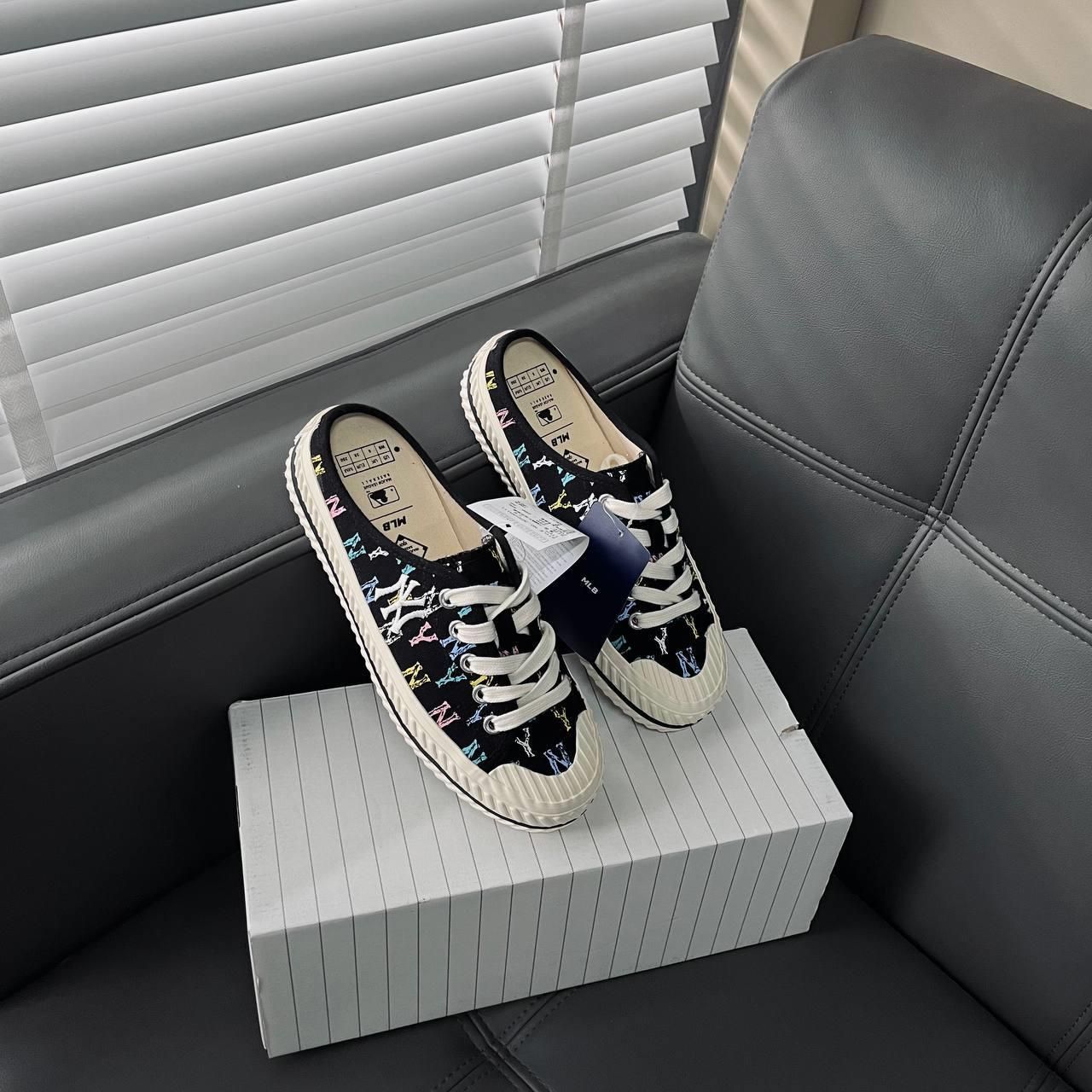  0400 - HÀNG CHÍNH HÃNG - GIÀY MULE *ĐẠP GÓT* Monogram Màu ĐEN  - *MONO ĐEN* - 2023** - Code: 32SHSM111-50L 