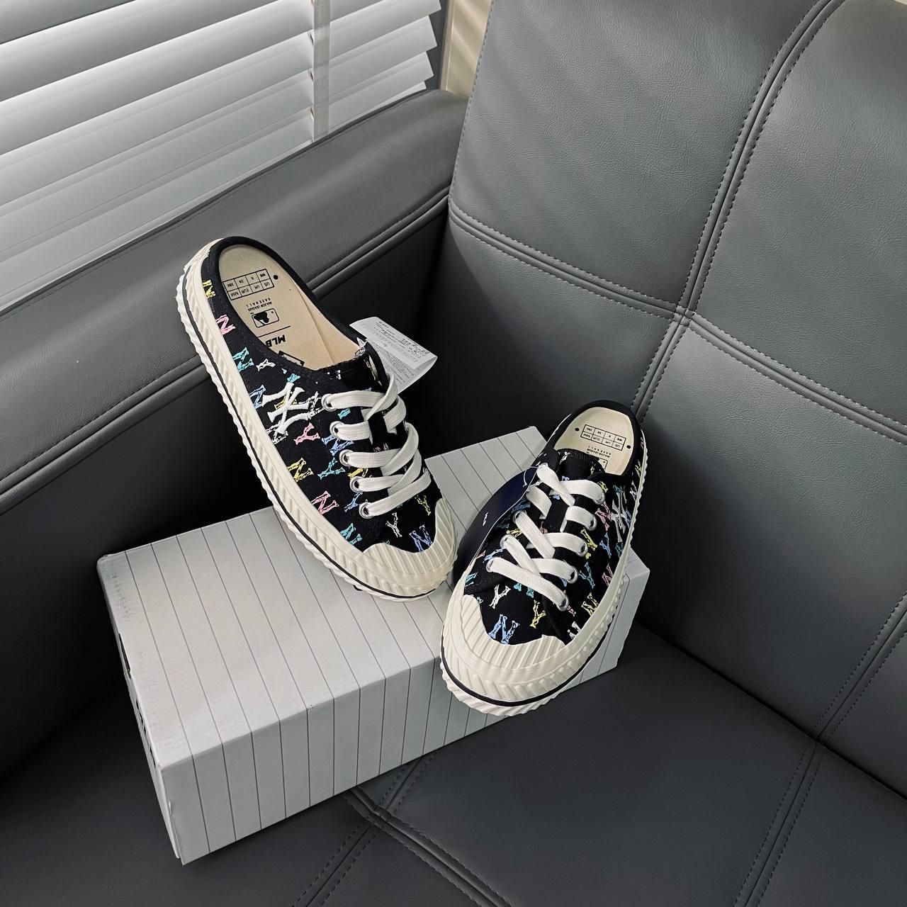  0400 - HÀNG CHÍNH HÃNG - GIÀY MULE *ĐẠP GÓT* Monogram Màu ĐEN  - *MONO ĐEN* - 2023** - Code: 32SHSM111-50L 