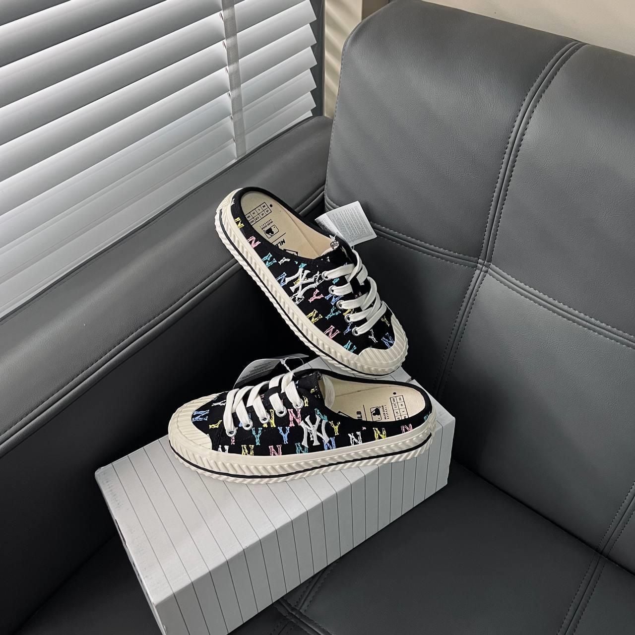  0400 - HÀNG CHÍNH HÃNG - GIÀY MULE *ĐẠP GÓT* Monogram Màu ĐEN  - *MONO ĐEN* - 2023** - Code: 32SHSM111-50L 