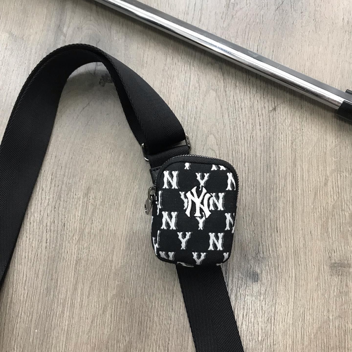  0432 - HÀNG CHÍNH HÃNG - TÚI MLB ĐEO CHÉO Monogram (LỚN) Cross Bag New York Yankees *BLACK* - Code: 3ACRM012N-50BKS 