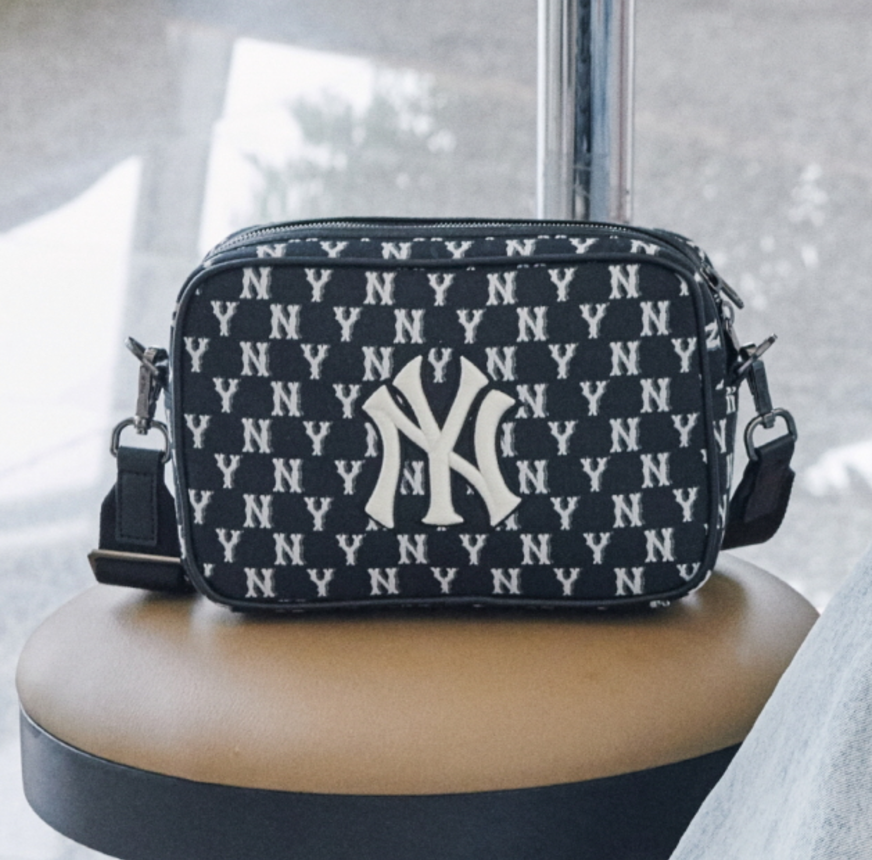  0432 - HÀNG CHÍNH HÃNG - TÚI MLB ĐEO CHÉO Monogram (LỚN) Cross Bag New York Yankees *BLACK* - Code: 3ACRM012N-50BKS 