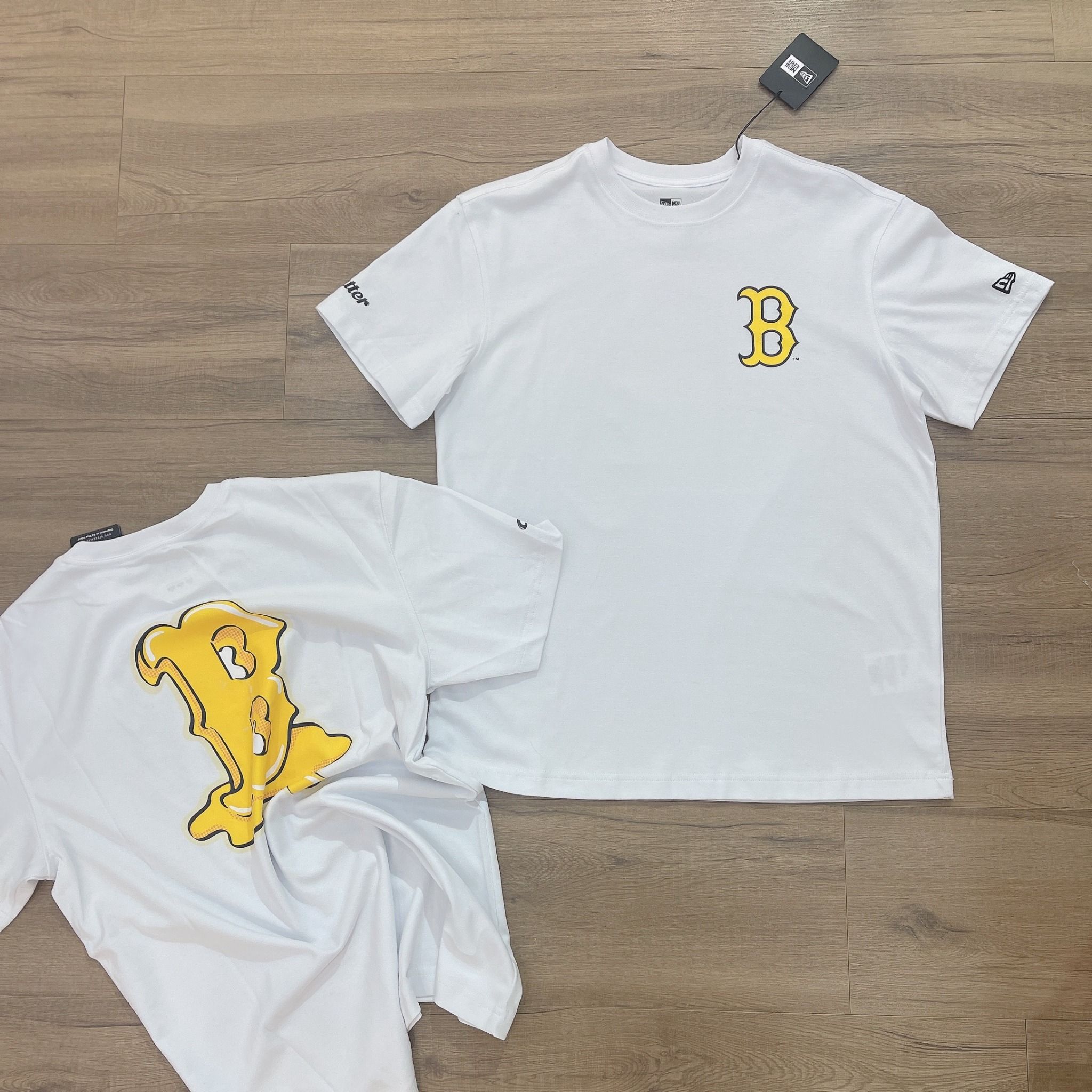  0686 - HÀNG CHÍNH HÃNG - ÁO THUN NEW ERA X BTS - LOGO B VÀNG TRẮNG - *WHITE* - Code: 13277225 