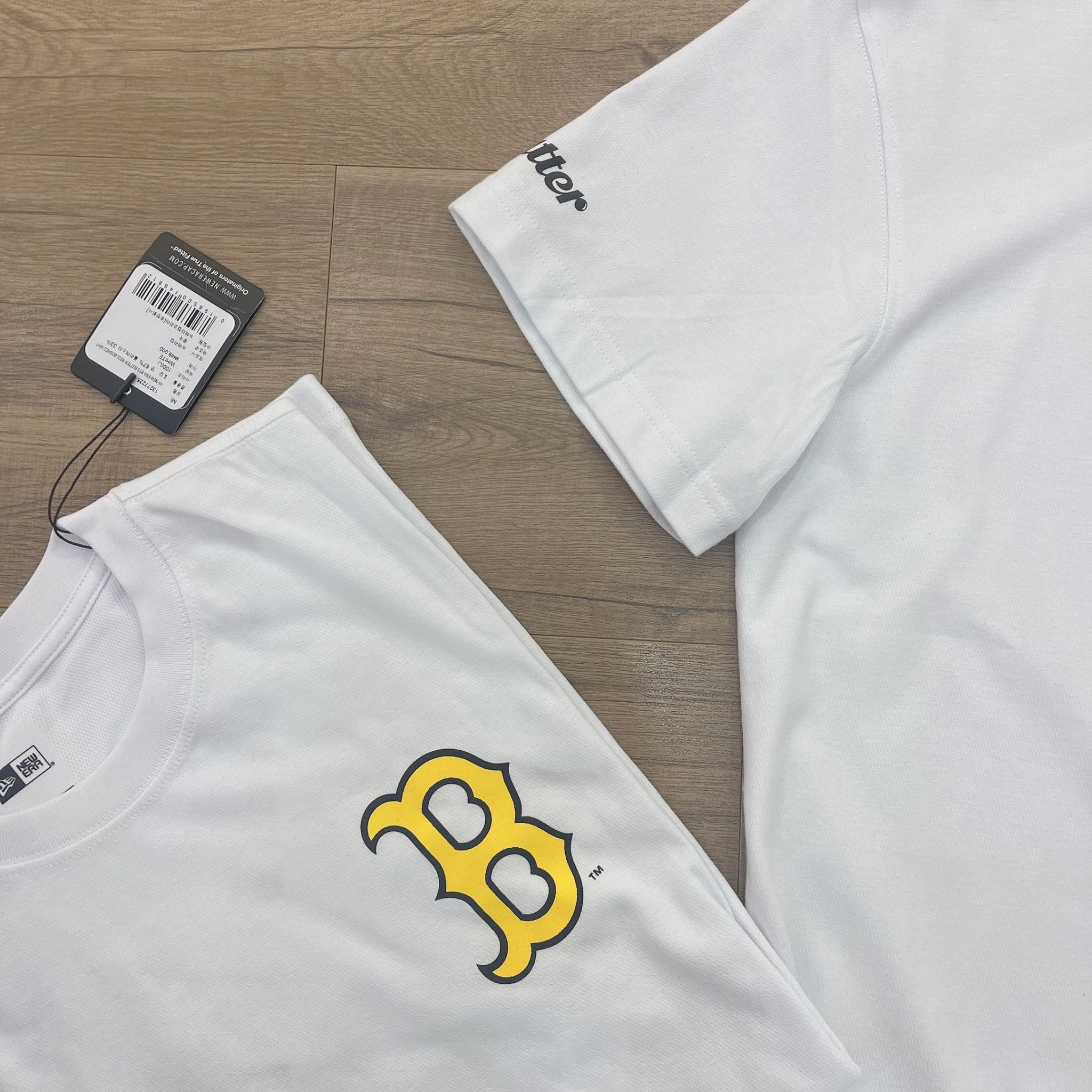  0686 - HÀNG CHÍNH HÃNG - ÁO THUN NEW ERA X BTS - LOGO B VÀNG TRẮNG - *WHITE* - Code: 13277225 