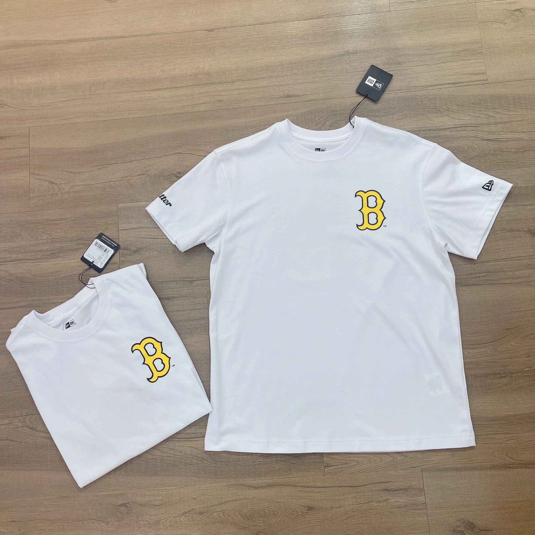  0972 - HÀNG CHÍNH HÃNG - ÁO THUN NEW ERA X BTS -  B VÀNG [TRẮNG] - CODE: 13277225 