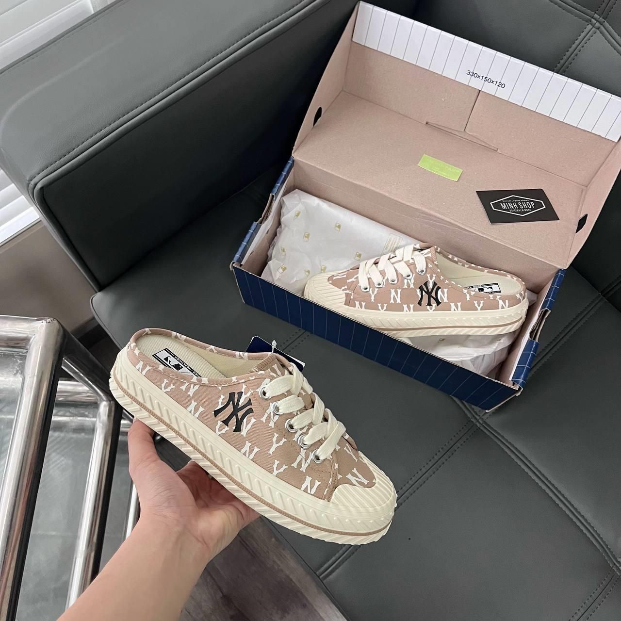  0401 - HÀNG CHÍNH HÃNG - GIÀY MLB MULE *ĐẠP GÓT* Monogram Màu Nâu CREAM  - *MONO NÂU CREAM* - 2023** - Code: 3AMUM212N-50BGD 
