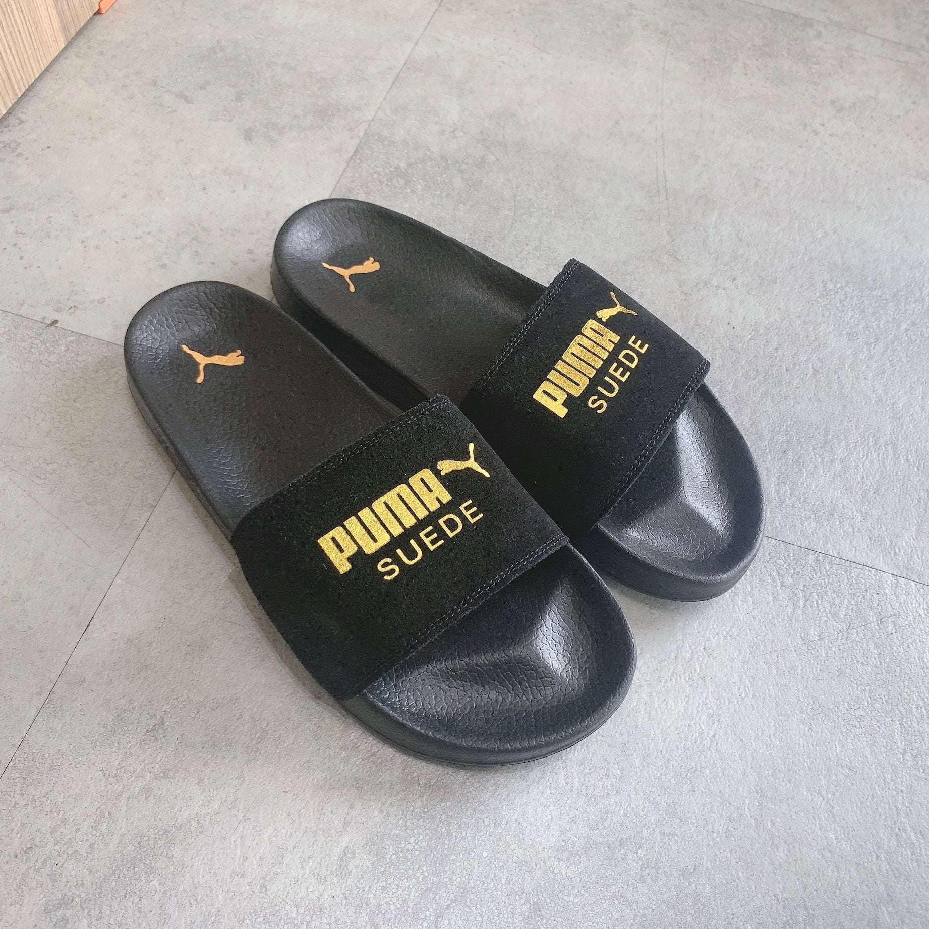 0053 - HÀNG CHÍNH HÃNG - DÉP PUMA SUEDE LEADCAT - * BLACK/GOLD LOGO* – MỘC  SHOES
