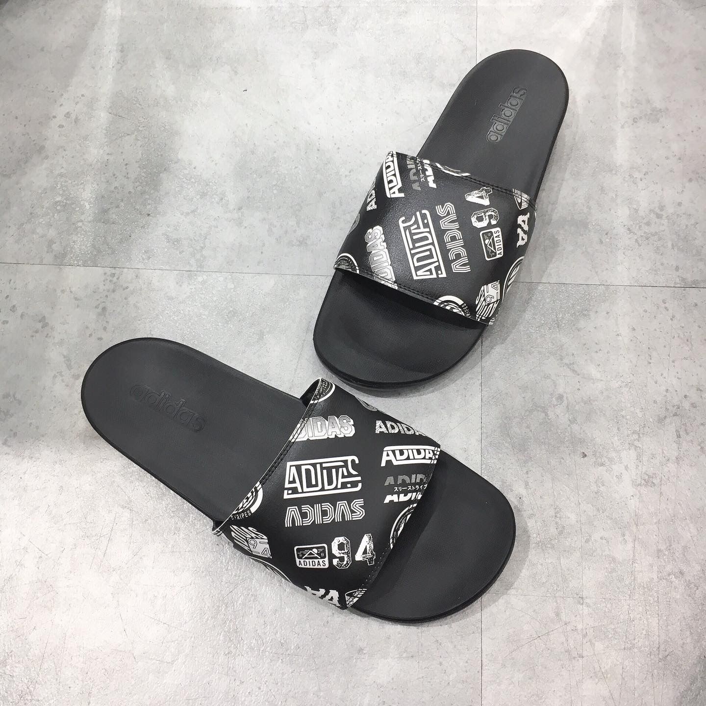  0108 - HÀNG CHÍNH HÃNG - DÉP QUAI NGANG ADILETTE COMFORT - GRAPHIC PRINT - *BLACK/WHITE* - 2021** - Code: 