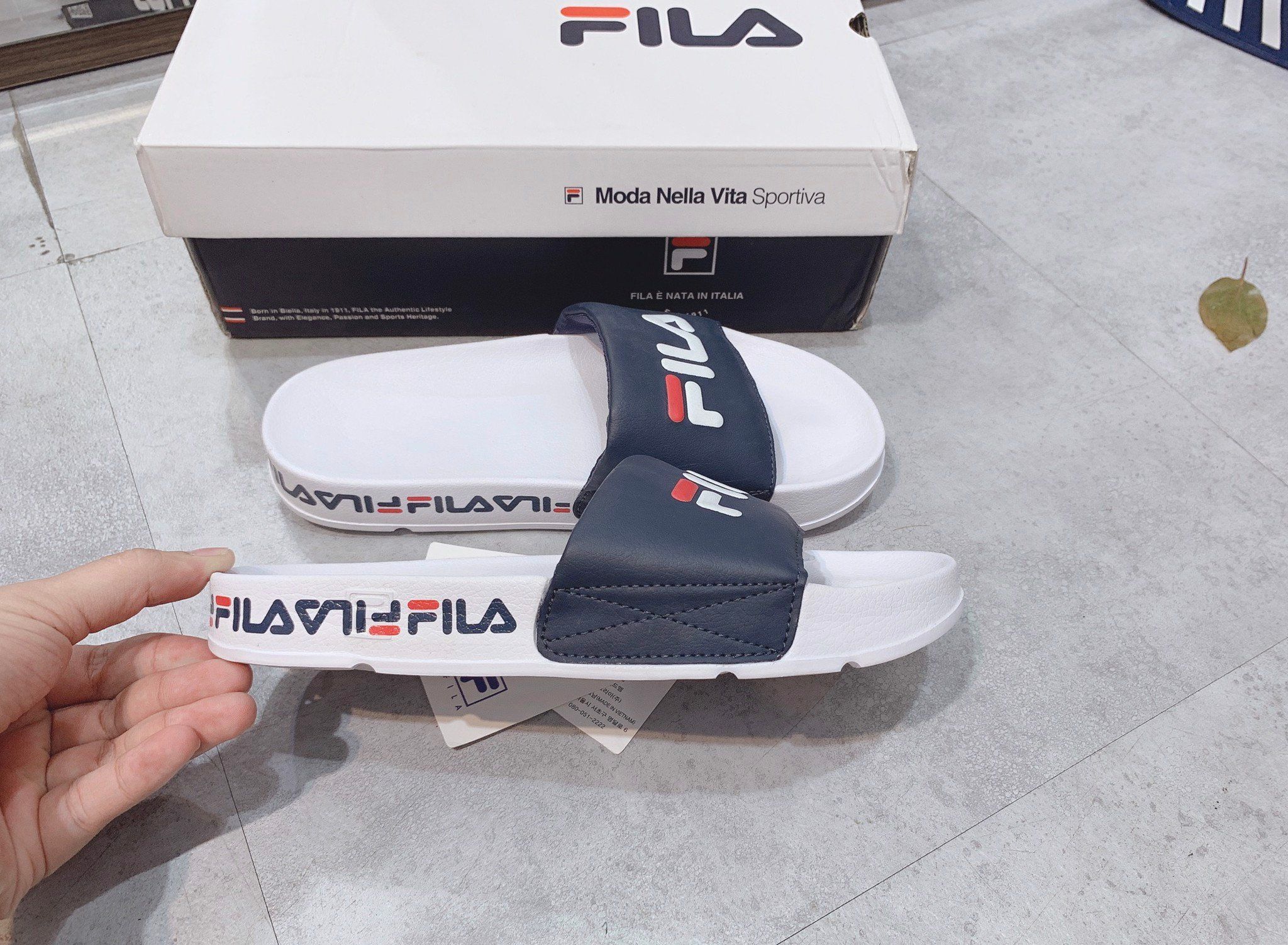  0046 - HÀNG CHÍNH HÃNG - DÉP FILA DRIFTER SLIDES - *WHITE/NAVY* - 2021** - Code: FS1SLA2011X_WWT 